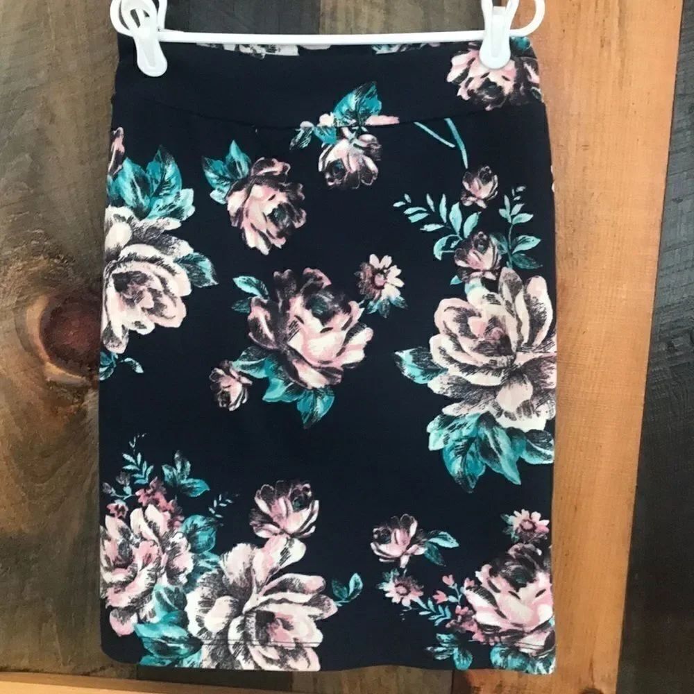 New with tags Renee C pencil skirt, size S